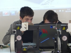 Des collégiens de 4eme du collège Saint Jean à Saint Sulpice en partenariat avec Orange Solidarité utilisent une imprimante 3D au Fablab de Toulouse