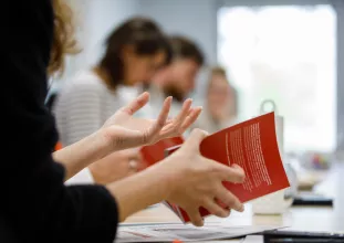mains tenant un livre