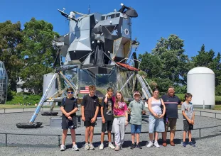jeunes devant la cité de l'espace à Toulouse