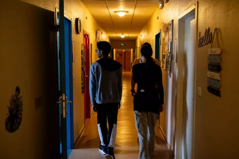 jeunes dans un couloir