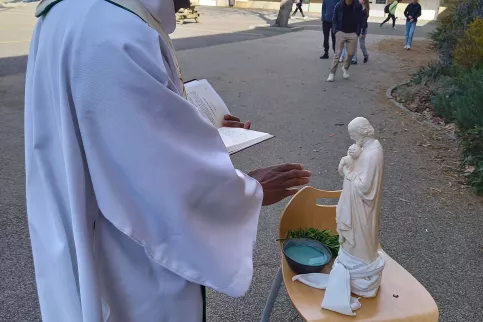 Prêtre bénissant statue St Joseph