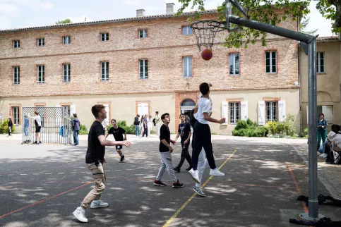 jeunes jouant au basket