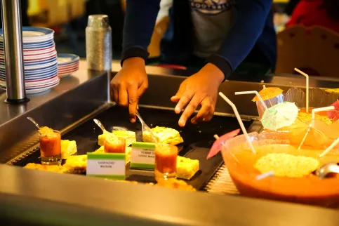 jeunes se servant au restaurant scolaire