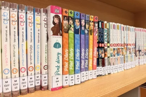 livres de poche sur une étagère