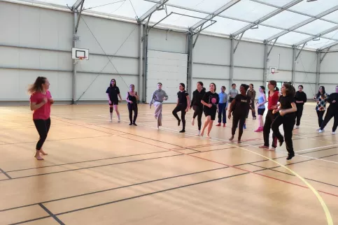 jeunes faisant du sport dans un gymnase
