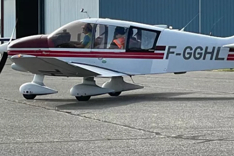 Petit-avion qui attend de prendre son envol