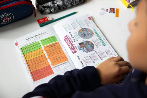  En classe de 6ème, à l'occasion de la présentation du règlement du collège, l'accent est porté sur le harcèlement et sa prévention, auxquels 2 pages sont consacrées dans le carnet scolaire. Le harcélomètre.