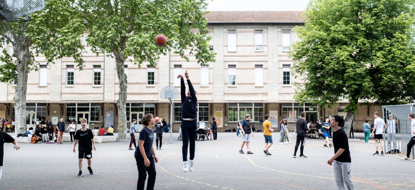jeunes élèves qui jouent au basket