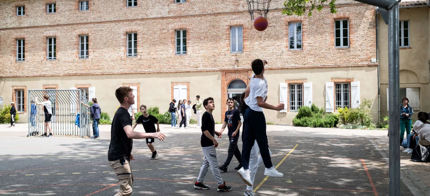 élèves jouant au basket