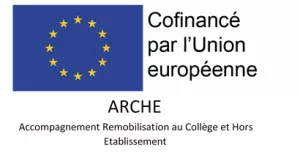 drapeau européen avec texte : cofinancé par l'Union européenne - Arche : Accompagnement Remobilisation au Collège et Hors Etablissement