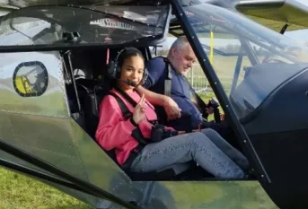 jeune fille à bord d'un ULM