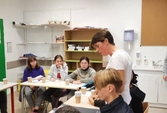 jeunes et adultes durant le conseil des jeunes du collège St Jean