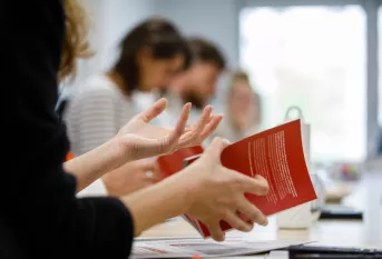 mains tenant un livre