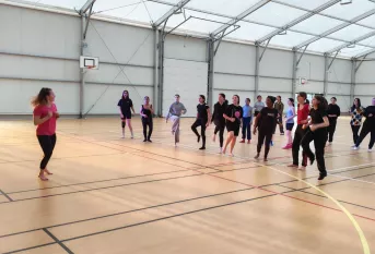 jeunes faisant du sport dans un gymnase