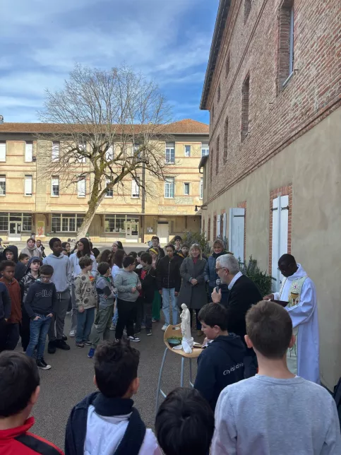jeunes et adultes devant la statue de St Jospeh