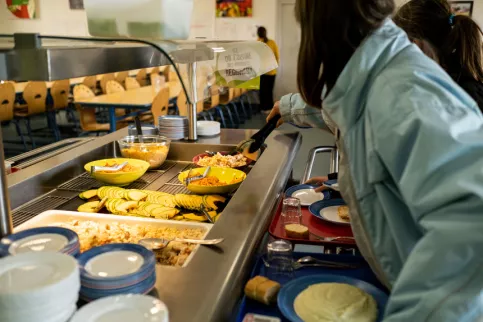 jeune se servant à un buffet