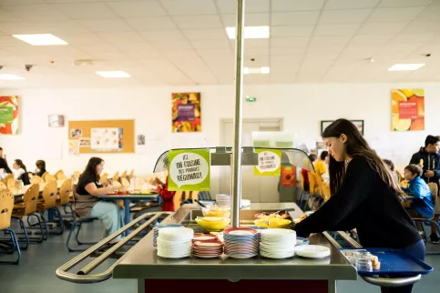 jeunes au restaurant scolaire