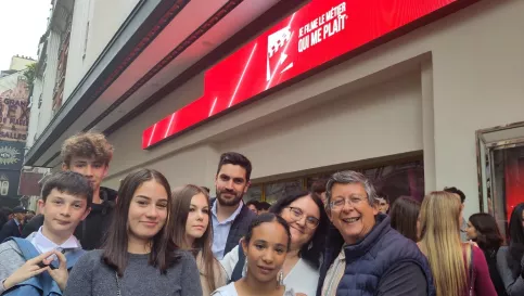 groupe de jeunes et adultes