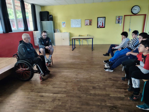 jeunes et un adulte en fauteuil