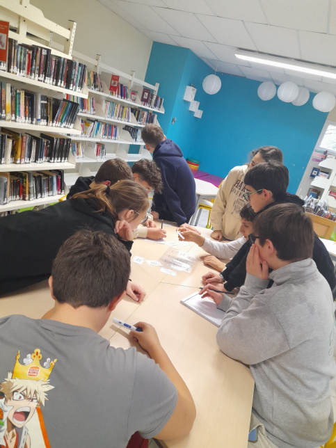 jeunes autour d'une table