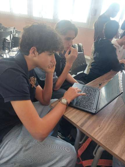 Jeunes devant un ordinateur