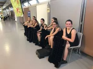 Jeunes assis sur un banc