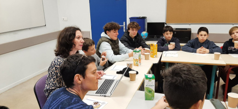 élèves et adultes au conseil des jeunes