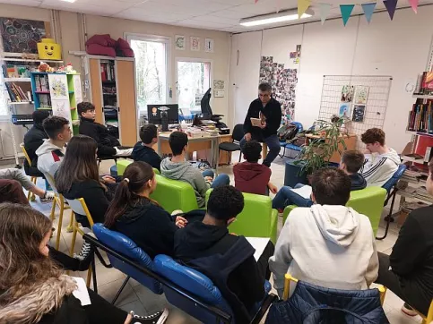 l'auteur fait la lecture aux élèves