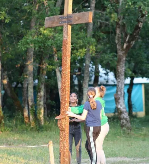 jeunes devant la croix