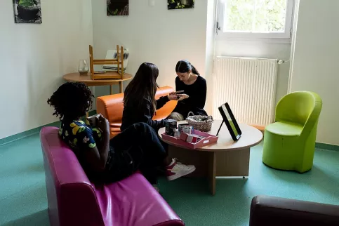 jeunes filles à l'internat