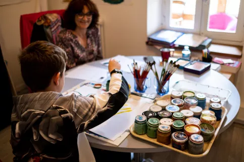 jeune qui peint devant un adulte