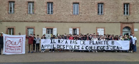 groupe d'élèves devant une banderolle