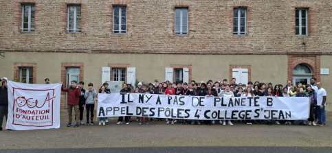 groupe d'élèves devant une banderolle