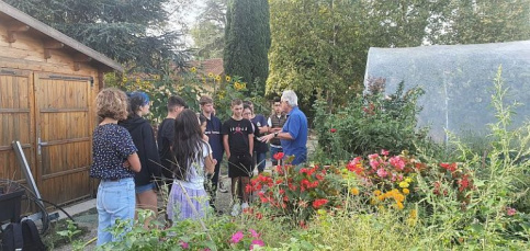 Jeunes au jardin