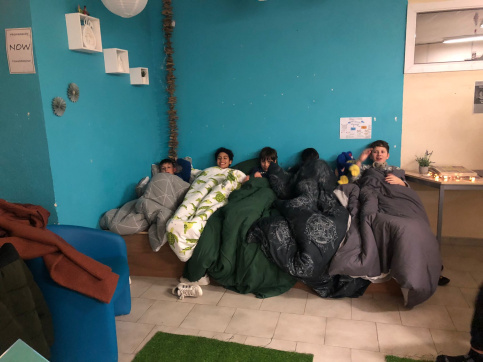 jeunes sous des couettes