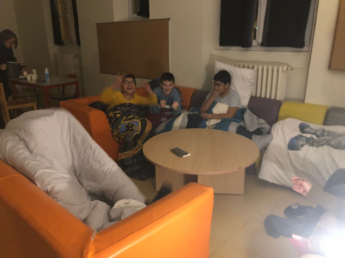 jeunes sous des couettes