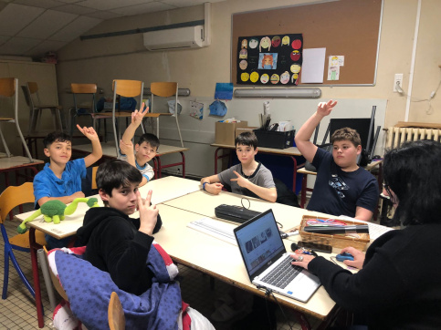 jeunes autour d'une table