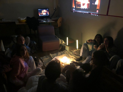 jeunes à la lueur d'une bougie