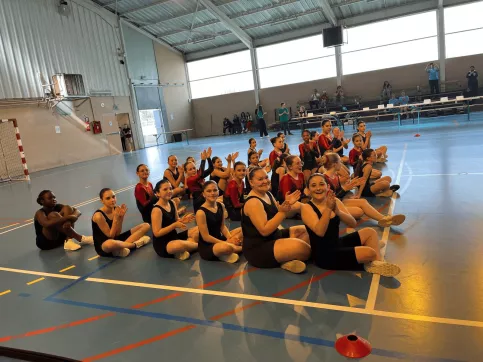 jeunes assis en tenue sportive