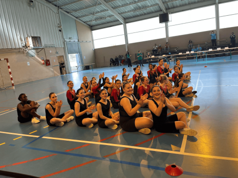 jeunes assis en tenue sportive