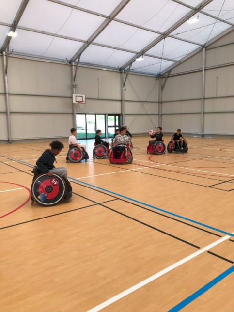 jeunes en fauteuil roulant qui jouent