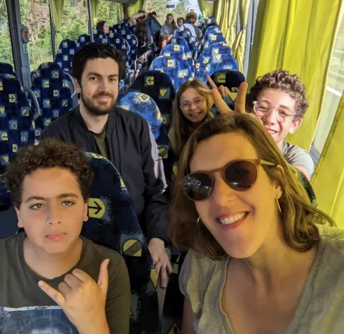 Des jeunes et leurs enseignants dans un bus en voyage scolaire