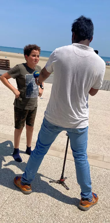 Un jeune collégien est interviewé 