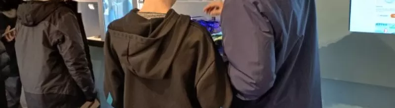 jeunes devant des affiches