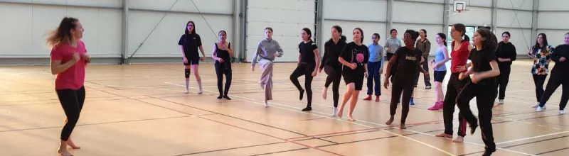 jeunes faisant du sport dans un gymnase