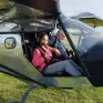 jeune fille à bord d'un ULM