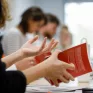 mains tenant un livre