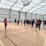 jeunes faisant du sport dans un gymnase